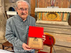 I pirati della bellezza - cinema - Giancarlo Governi riceve la targa donata da Alessandro Romoli e Carlo Galeotti