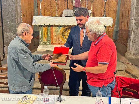  I pirati della bellezza - cinema - Giancarlo Governi riceve la targa donata da Alessandro Romoli e Carlo Galeotti