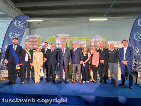 Nepi - Antonio Tajani al centro logistico di Coldiretti per la partenza di aiuti per Gaza