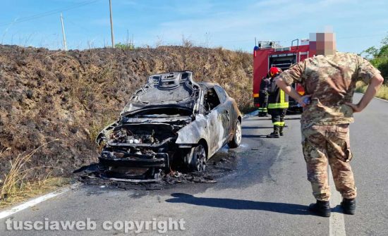 Viterbo - Auto in fiamme sulla Cassia nord