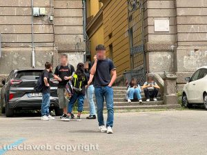 Viterbo - Studenti alla fine della prova scritta dell'esame di maturità