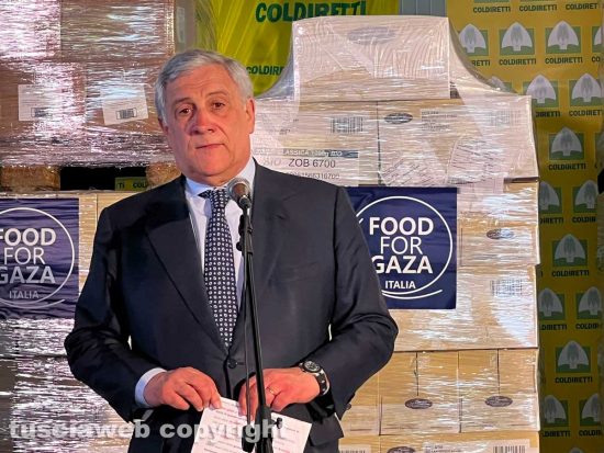Nepi - Antonio Tajani al centro logistico di Coldiretti per la partenza di aiuti per Gaza
