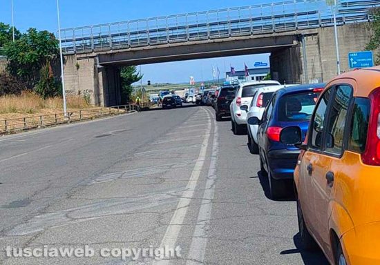 Viterbo - Chiusa rotatoria al San Lazzaro - Traffico in tilt