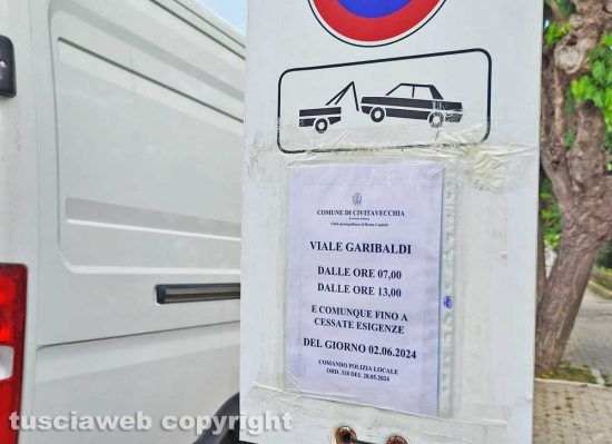 Civitavecchia - I furgoni parcheggiati a viale Garibaldi
