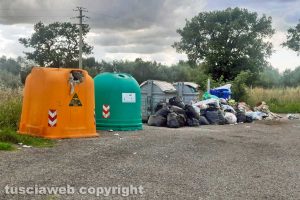 Viterbo - Rifiuti davanti al cimitero San Lazzaro