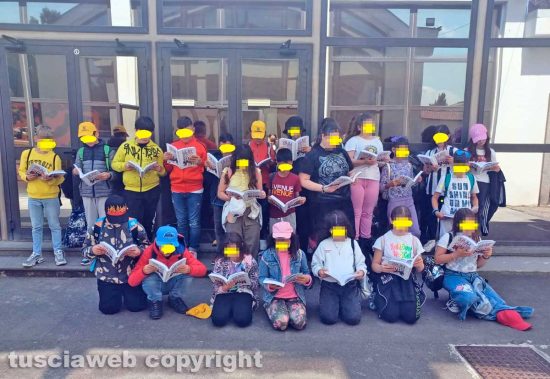Gli alunni della scuola primaria Pio Fedi di Grotte Santo Stefano