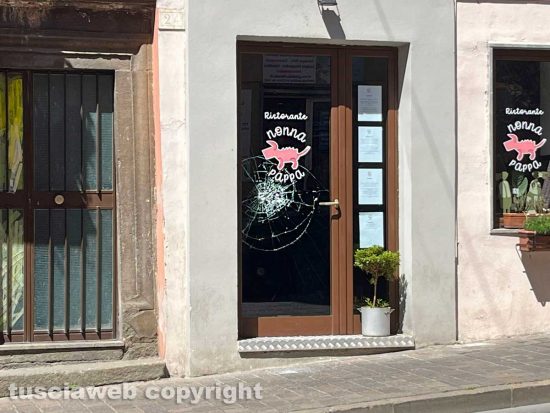 Viterbo - Spaccata vetrina del ristorante "Nonna Pappa"