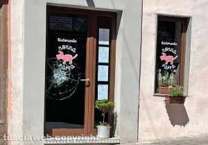 Viterbo - Spaccata vetrina del ristorante "Nonna Pappa"
