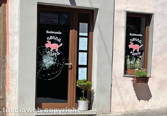 Viterbo - Spaccata vetrina del ristorante "Nonna Pappa"