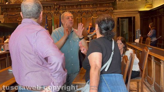Viterbo - Comune - Disabile irrompe nell'aula consiliare