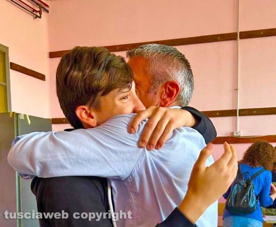 Farnese - Il neoletto sindaco Giuseppe Ciucci in un abbraccio con il figlio