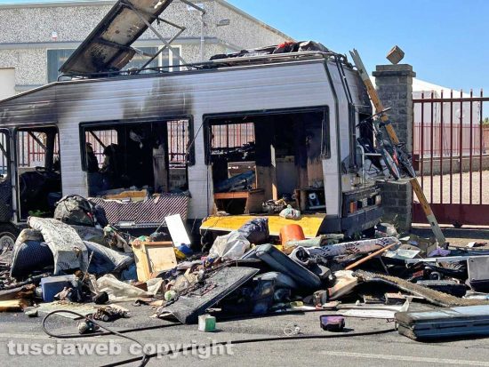Viterbo - Camper in fiamme al Poggino