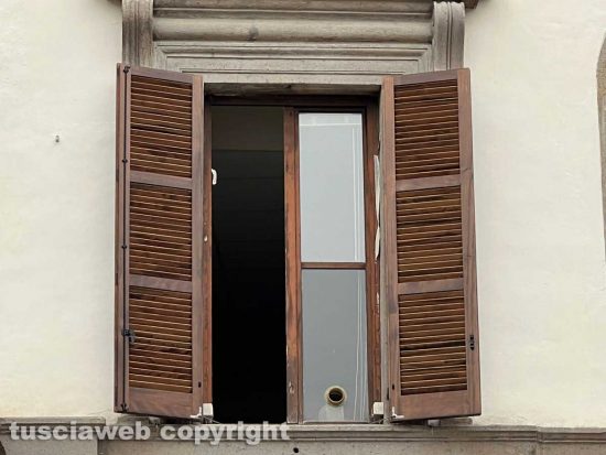 Viterbo - Palazzo del Podestà - Le persiane