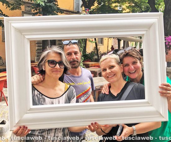  Viterbo - Gli allestimenti di San Pellegrino in Festa - Da sinistra Vera Anelli, Francesco Cerra, Rosanna Stoppani e Irene Temperini 