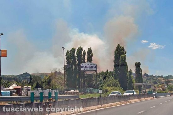 Campagnano di Roma - L'incendio a ridosso della Cassia bis