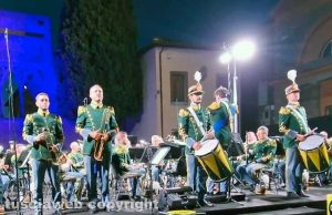 A piazza San Lorenzo la banda musicale della guardia di finanza