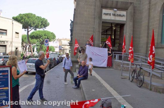 Viterbo - Cobas - Il sit in di fronte alle poste centrali