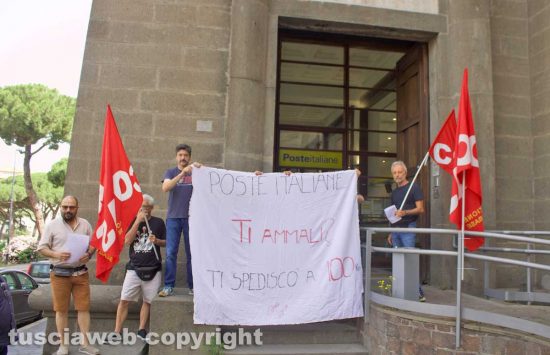 Viterbo - Cobas - Il sit in di fronte alle poste centrali