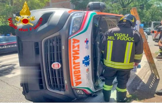 Roma - Ambulanza si ribalta e finisce su un lato