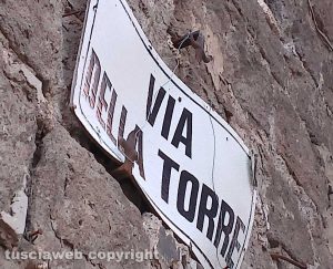 Viterbo - L'indicazione del cartello appeso a un fil di ferro