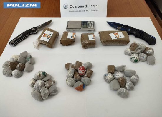 Civitavecchia - 26enne trovato con mezzo kg di hashish, 2 coltelli e materiale per il confezionamento della drogaCivitavecchia - 26enne trovato con mezzo kg di hashish, 2 coltelli e materiale per il confezionamento della droga