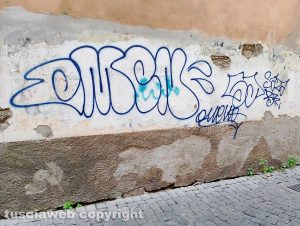 Viterbo - Scritte sui muri in centro