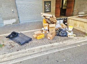 Viterbo - Mercato europeo, immondizia lungo via Marconi