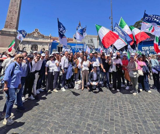 Roma - Il coordinamento provinciale di Fratelli d'Italia di Viterbo in piazza del Popolo all'ultimo comizio elettorale di Giorgia Meloni