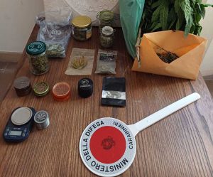 Ronciglione - Carabinieri - Droga e materiale sequestrato