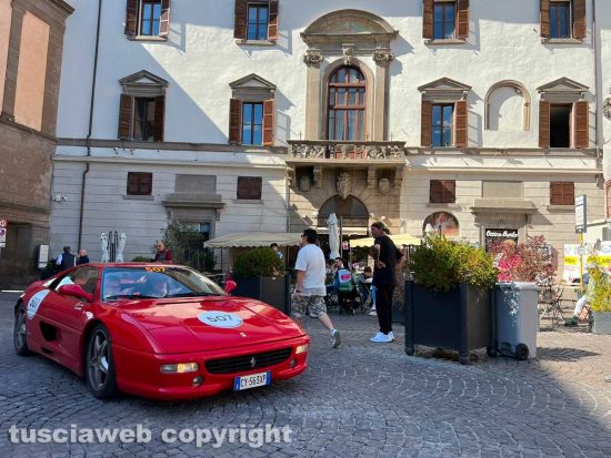 Viterbo - Sullo sfondo il Palazzo del Podestà con le persiane