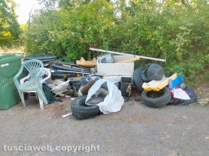 Viterbo - Rifiuti in strada Monte Pizzo