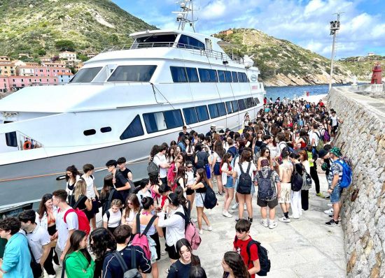 Studenti e docenti del Liceo delle scienze umane e musicale “Santa Rosa” all'isola del Giglio
