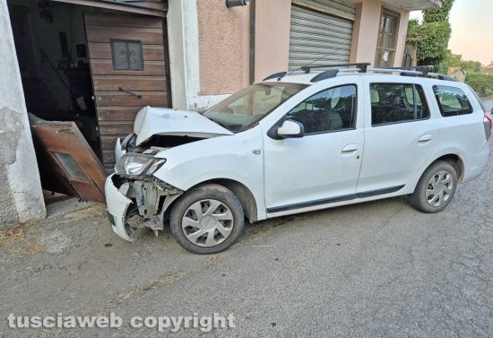 Montefiascone - Auto sbanda e sfonda un portone