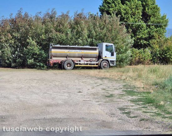 Montefiascone - L'autobotte con l'acqua potabile a Zepponami
