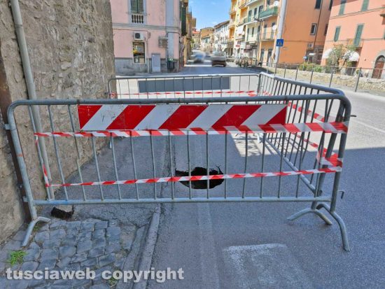 Montefiascone - Asfalto sprofonda in via Dante Alighieri