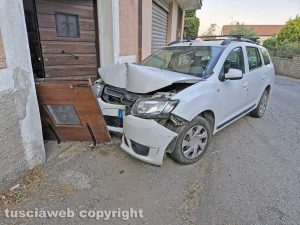 Montefiascone - Auto sbanda e sfonda un portone