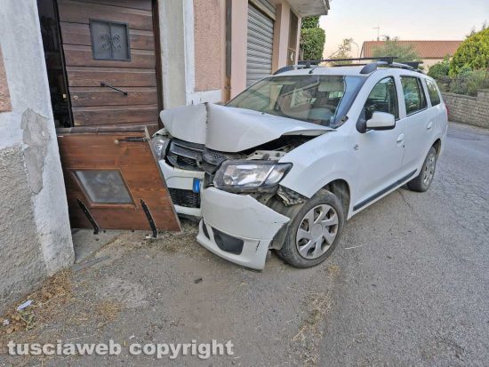 Montefiascone - Auto sbanda e sfonda un portone