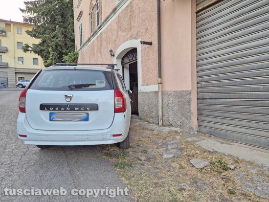 Montefiascone - Auto sbanda e sfonda un portone