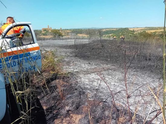 Sterpaglie in fiamme a Tuscania