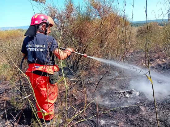 Sterpaglie in fiamme a Tuscania
