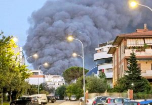 Latina - Incendio al capannone della Farla