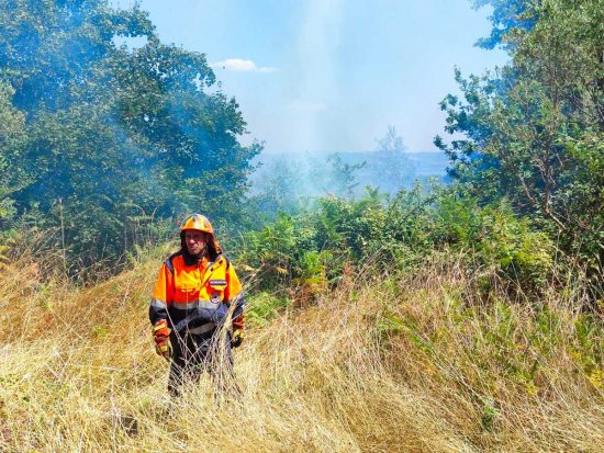 Vasto incendio di oliveti e verde a San Lorenzo nuovo - I volontari della protezione civile