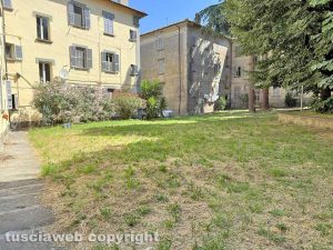 Viterbo - Il parco tra via Vanni e via del Massaro dopo il taglio dell'erba