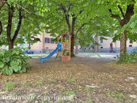 Viterbo - Il parco tra via Vanni e via del Massaro dopo il taglio dell'erba