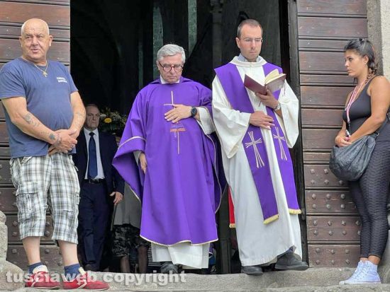 Viterbo - San Martino al Cimino - I funerali di Mario Morucci - Sulla sinistra don Alfredo Cento