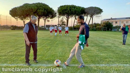 Viterbo - Orazio Francesco Piazza e Mohammed Kdib danno il calcio di inizio alla partita Asfa-Uila contro Polisportiva Celleno