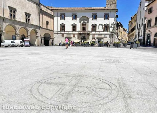 Viterbo - La nuova pavimentazione in piazza del comune