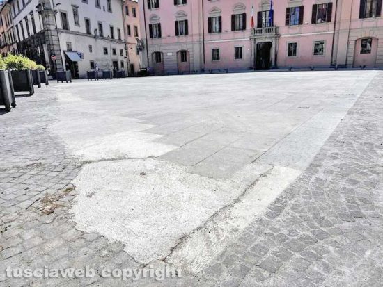 Viterbo - La nuova pavimentazione in piazza del comune