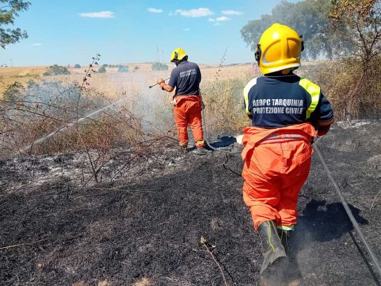 Incendio a Tarquinia - La protezione civile al lavoro
