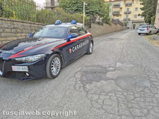 Montefiascone - Auto sbanda e sfonda un portone - L'intervento dei carabinieri